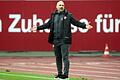Kickers-Trainer Bernhard Trares muss mit einem Rumpfteam in Darmstadt antreten.