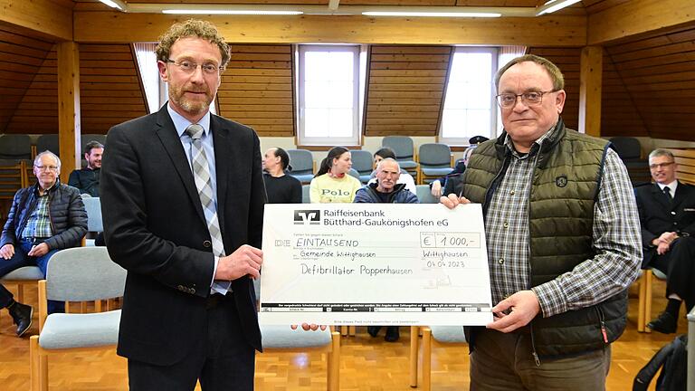 Walter Baunach (rechts) übergab einen Scheck über 1000 Euro an Bürgermeister Marcus Wessels. Der Bürgerverein Poppenhausen sammelte die Summe für einen Zuschuss zum Defibrillator in Poppenhausen.