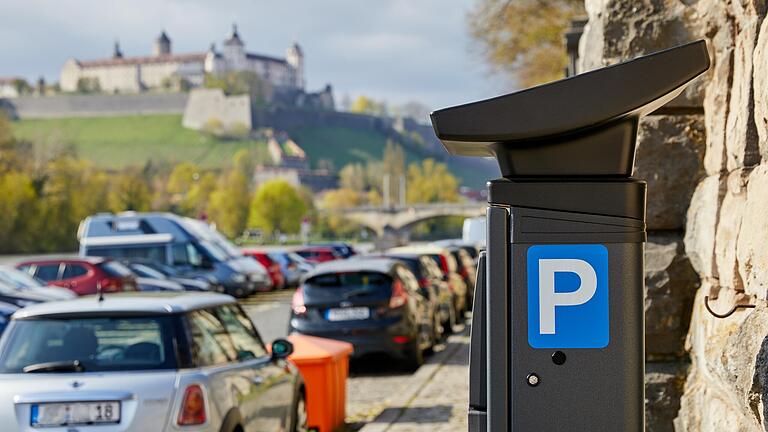 An der Mainlände unterhalb des Ludwigkai in Würzburg stehen schon die neuen Parkautomaten. Aber das ist nicht der einzige Bereich, wo das Parken bald Geld kosten wird.