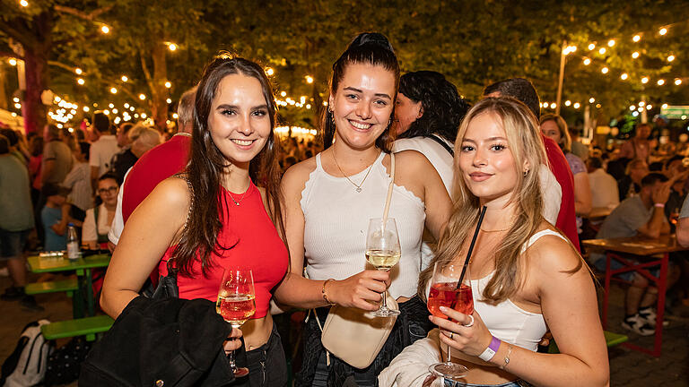 Zahlreiche Menschen besuchen am Sonntag 13.08.23 das Volkacher Weinfest.