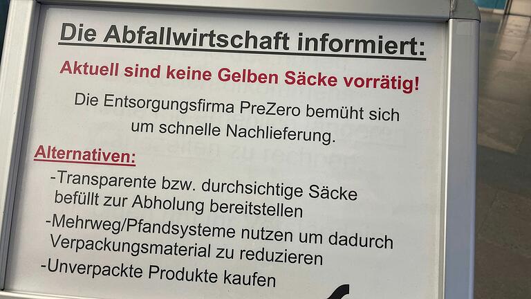 Ein Aushang im Bürgerbüro des Schweinfurter Rathaues zeigt: Die gelben Säcke sind Mangelware. Ein Aushang im Bürgerbüro des Schweinfurter Rathaues zeigt: Die gelben Säcke sind Mangelware.