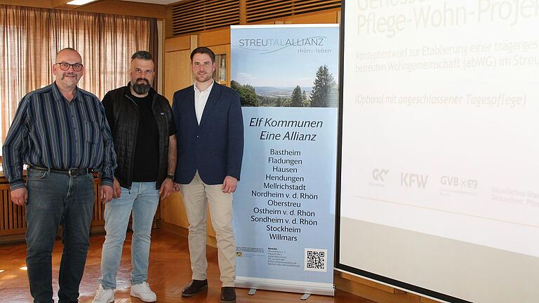 Projektentwickler Andreas Balling (Mitte) stellte bei der Sitzung der Streutalallianz sein Pflegemodell der Zukunft vor. Mit im Bild: Allianz-Vorsitzender Martin Link (links) und Allianzmanager Johannes Föhr. Projektentwickler Andreas Balling (Mitte) stellte bei der Sitzung der Streutalallianz sein Pflegemodell der Zukunft vor. Mit im Bild: Allianz-Vorsitzender Martin Link (links) und Allianzmanager Johannes Föhr.