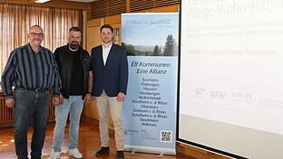 Projektentwickler Andreas Balling (Mitte) stellte bei der Sitzung der Streutalallianz sein Pflegemodell der Zukunft vor. Mit im Bild: Allianz-Vorsitzender Martin Link (links) und Allianzmanager Johannes Föhr.