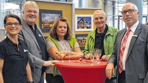 Schwarz-Weiß-Bunt: Die Ausstellung des Fotoclubs Bad Neustadt in der Sparkasse in der Meininger Straße eröffneten (von links): Noreen Schwarzmeier, Georg Eisemann, Sylvia Seith, Traugott May und Sparkassendirektor Georg Straub. Schwarz-Weiß-Bunt: Die Ausstellung des Fotoclubs Bad Neustadt in der Sparkasse in der Meininger Straße eröffneten (von links): Noreen Schwarzmeier, Georg Eisemann, Sylvia Seith, Traugott May und Sparkassendirektor Georg Straub.
