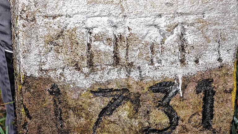 Die Jahreszahl weist diesen Grenzstein als den ältesten noch erhaltenen seiner Art in der Gemarkung Ermershausen aus. Die Jahreszahl weist diesen Grenzstein als den ältesten noch erhaltenen seiner Art in der Gemarkung Ermershausen aus.