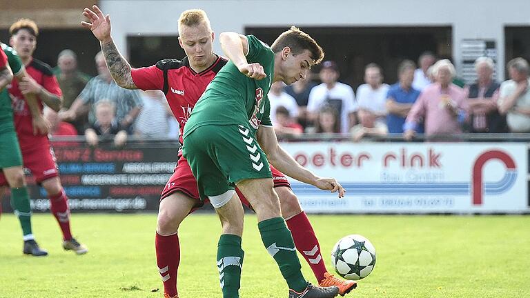 Höchstwahrscheinlich nur noch zweimal im Trikot des TSV Großbardorf: Rechtsverteidiger Lennart Seufert (rechts, daneben der Aubstädter Jens Trunk) plant, in den USA zu studieren. Höchstwahrscheinlich nur noch zweimal im Trikot des TSV Großbardorf: Rechtsverteidiger Lennart Seufert (rechts, daneben der Aubstädter Jens Trunk) plant, in den USA zu studieren.