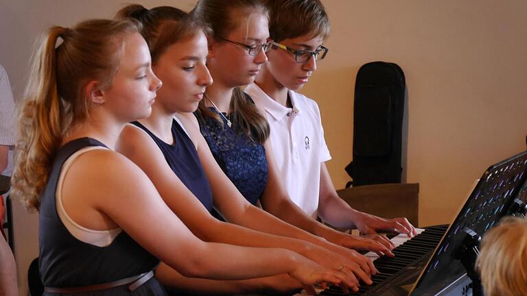 Haben mehr als nur ein Händchen fürs Klavier: Die Hambacher Musikschüler Marie und Luisa Baier sowie Mona und Aaron Keller.
