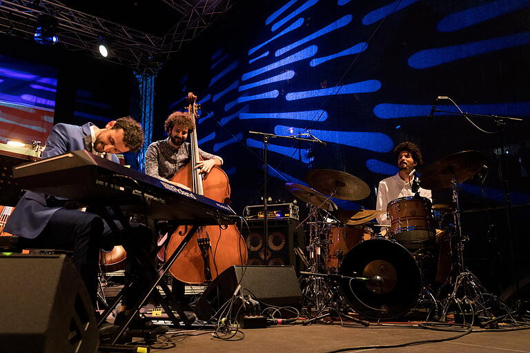 „Shalosh“: das israelische Trio setzte die Reihe exzellenter Jazzmusik beim Hafensommer fort. „Shalosh“: das israelische Trio setzte die Reihe exzellenter Jazzmusik beim Hafensommer fort.