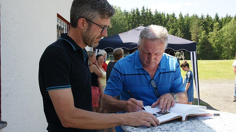 Der verstorbene Andreas Brehme war beim TSV Volkers zu Gast       -  Bei seinem Besuch beim TSV Volkers trug sich Andreas Brehme (rechts) auch ins Goldene Buch der Stadt Bad Brückenau ein. Mit dabei war der damalige Bürgermeister Jochen Vogel.