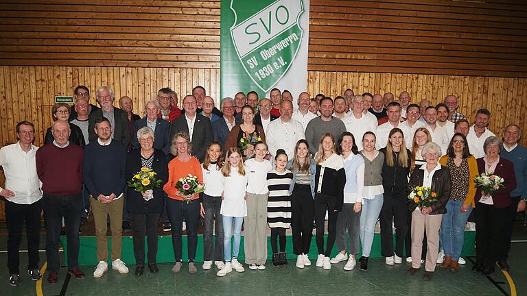 Halle marode, Vereinsleben intakt: Bei der SVO-Jahreshauptversammlung gab es Ehrungen durch das Vorstandsteam, rund um den Sportvorsitzenden Martin Madei (vorne, Dritter von links).