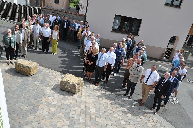 Die Teilnehmenden formten das Kürzel 'FVU' vor dem Klosterkeller in Eichelsdorf.