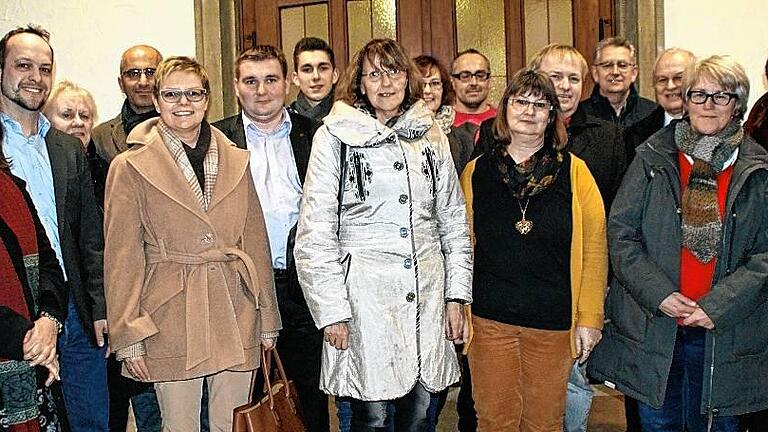 Im Rahmen ihres Politischen Ascherfreitags besichtigte eine SPD-Delegation die Gemeinschaftsunterkunft in Mellrichstadt. Zu den Ehrengästen zählten die SPD-Bundestagsabgeordneten Bärbel Kofler (links) und Sabine Dittmar (Fünfte von links) sowie die Landtagsabgeordnete Kathi Petersen (Achte von links). Bei der Besichtigung dabei waren auch Kreisrat Matthias Kihn (Zweiter von rechts), der Kreisvorsitzende René van Eckert (Sechster von rechts) und Stadträtin Karoline Karg (Zweite von rechts). Im Rahmen ihres Politischen Ascherfreitags besichtigte eine SPD-Delegation die Gemeinschaftsunterkunft in Mellrichstadt. Zu den Ehrengästen zählten die SPD-Bundestagsabgeordneten Bärbel Kofler (links) und Sabine Dittmar (Fünfte von links) sowie die Landtagsabgeordnete Kathi Petersen (Achte von links). Bei der Besichtigung dabei waren auch Kreisrat Matthias Kihn (Zweiter von rechts), der Kreisvorsitzende René van Eckert (Sechster von rechts) und Stadträtin Karoline Karg (Zweite von rechts).