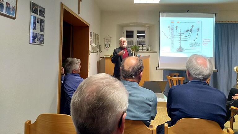 Dr. Roland Flade bei seinem Referat bei der Gedenkveranstaltung zum Pogrom.