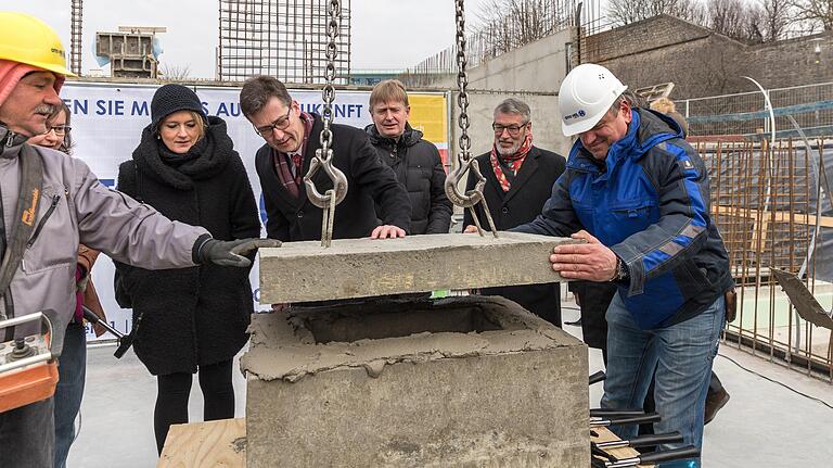 Grundsteinlegung beim neuen Schul-, Sport- und Freizeitbad in der Zellerau. Da legte sogar Oberbürgermeister Christian Schuchardt mit Hand an - zumindest fürs Foto.&nbsp;