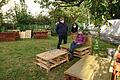 Kurt Pregitzer (links) mit einer Projektteilnehmerin und Ernährungsberaterin Verena Klopf (rechts) genießen die selbst gebaute Sitzgruppe.