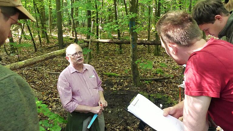 Bodenexperte Christoph Kirchner im ersten Bodenprofil.