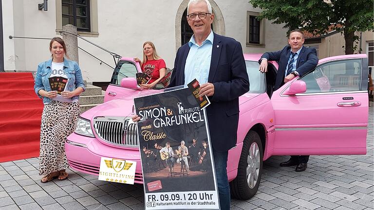 Stefanie Schleicher (Kulturamt), Silke Brochloß-Gerner (Stadtmarketing-Leiterin), Bürgermeister Günter Werner und Sponsor Eugen Fleer (Nightliving.de) mit einem Konzertplakat und den Programmheften des Herbstprogramms 'Kultur rockt'.