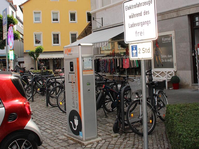 Wer im Rollstuhl sitzt, einen Rollator oder auch nur eine Gehhilfe braucht, kommt schwer oder gar nicht an die E-Säulen heran. Wer im Rollstuhl sitzt, einen Rollator oder auch nur eine Gehhilfe braucht, kommt schwer oder gar nicht an die E-Säulen heran.