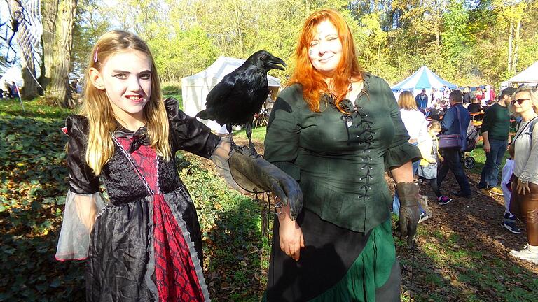Bei Halloweenfest in Gaukönigshofen Isabella mit dem Raben Mara und seine Besitzerin Anastaija. (Archivbild) Bei Halloweenfest in Gaukönigshofen Isabella mit dem Raben Mara und seine Besitzerin Anastaija. (Archivbild)
