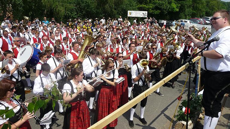 Der Musikverein Herbstadt kann Stimmung machen, auch in seinem 50. Jubiläumsjahr. Am Sonntag spielen die Musikerinnen und Musiker in der Franken-Therme Bad Königshofen.