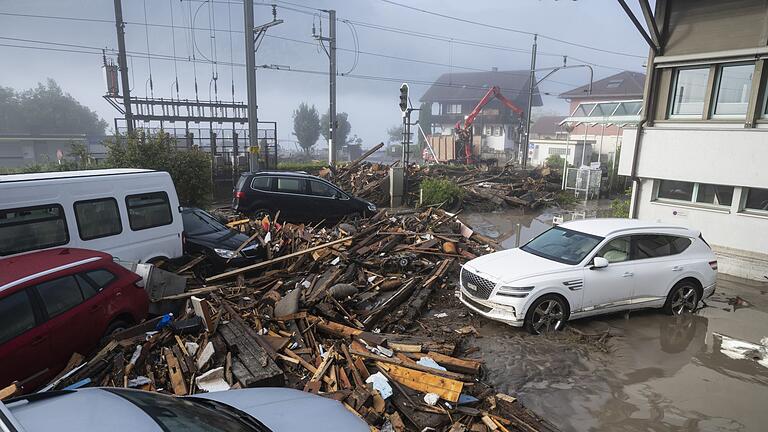 Unwetter im Berner Oberland - Baumstämme und Schutt sind bis vor den Bahnhof von Brienz gespült worden. Unwetter im Berner Oberland - Baumstämme und Schutt sind bis vor den Bahnhof von Brienz gespült worden.