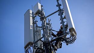 Mobilfunk-Antennen       -  Einer von Zehntausenden Mobilfunk-Masten in Deutschland - hier einer, an dem gerade ein Techniker arbeitet.