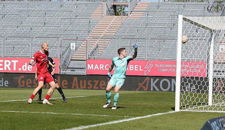 Drin das Ding: Hankofens Torhüter Sebastian Maier kann dem Ball beim 1:0 von Moritz Hannemann (nicht im Bild) nur hinterherschauen. Kickers-Stürmer Alem Japaur sieht es mit Freude. Drin das Ding: Hankofens Torhüter Sebastian Maier kann dem Ball beim 1:0 von Moritz Hannemann (nicht im Bild) nur hinterherschauen. Kickers-Stürmer Alem Japaur sieht es mit Freude.