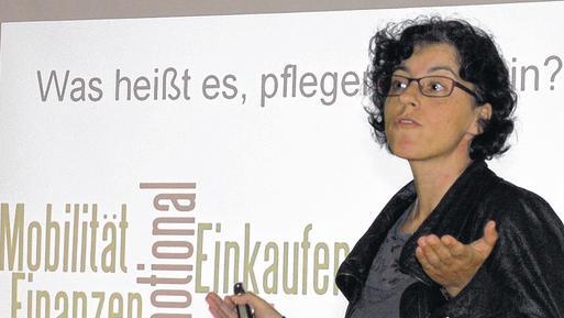 Die Projektion zeigt, worüber sie spricht: Die Sozialgerontologin Martina Wolfinger von der Universität der Bundeswehr in München gab Einblicke in die Belastung pflegender Angehöriger. Die Projektion zeigt, worüber sie spricht: Die Sozialgerontologin Martina Wolfinger von der Universität der Bundeswehr in München gab Einblicke in die Belastung pflegender Angehöriger.