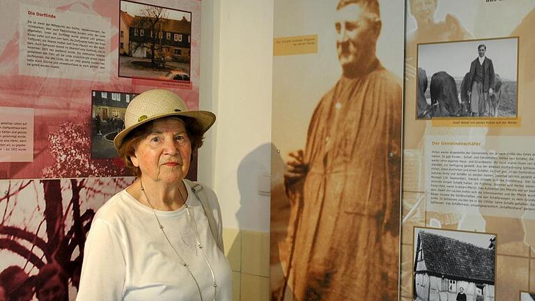 Stolz auf ihren Großvater: Ingeborg Berg steht hier im Dorfmuseum von Ipthausen neben dem Bild des damaligen Gemeindeschäfers Andreas Töppner.