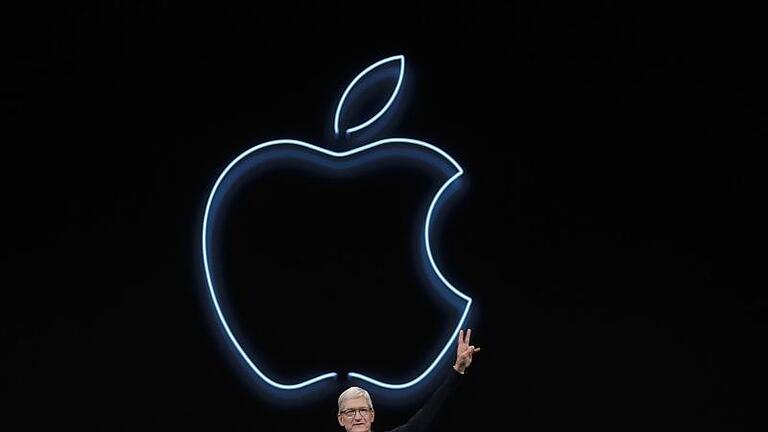 Apple-CEO Tim Cook 2019 auf der Apple-Entwicklerkonferenz WWDC. Foto: Jeff Chiu/AP/dpa       -  Großer Auftritt: Welche Neuerungen wird Apple-Chef Tim Cook auf der WWDC 2024 präsentieren?