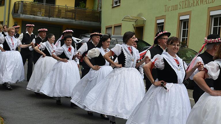 Vor 300 Jahren hatten sich ihre Vorfahren von Franken aus auf die Reise gemacht, ihre Heimat für immer verlassen. In Gerolzhofen erinnerten rund 350 Teilnehmerinnen und Teilnehmer an diesen Tag und feierten gemeinsam ein großes Fest.