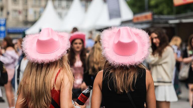 Erstes Deutschland-Konzert der Sängerin Taylor Swift       -  Cowboy-Hüte erinnern an Swifts Ursprünge in der Country-Musik.