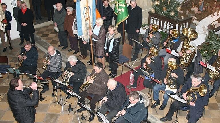 Ein letztes Lied: Die Dettelbacher Musikanten verabschiedeten die Franziskaner musikalisch. Ein letztes Lied: Die Dettelbacher Musikanten verabschiedeten die Franziskaner musikalisch.