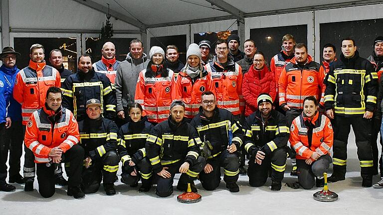 Die Mannschaften von BRK Rhön-Grabfeld, Feuerwehr und Polizei Bad Neustadt waren auch  in diesem Jahr wieder zum Eisstockschießen zusammen gekommen. Treffpunkt war die Eisbahn auf dem Bad Neustädter Marktplatz.&nbsp;