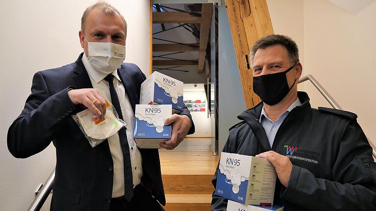 Landrat Thomas Eberth (links) will die Landkreis-Gemeinden mit kostenlosen FFP2- und KN95-Masken unterstützen. Verteilt werden sie von der Landkreis-Feuerwehr unter der Leitung von Kreisbrandrat Michael Reitzenstein (rechts). Auch die Stadt Würzburg stellt jetzt kostenlose Masken zur Verfügung. Landrat Thomas Eberth (links) will die Landkreis-Gemeinden mit kostenlosen FFP2- und KN95-Masken unterstützen. Verteilt werden sie von der Landkreis-Feuerwehr unter der Leitung von Kreisbrandrat Michael Reitzenstein (rechts). Auch die Stadt Würzburg stellt jetzt kostenlose Masken zur Verfügung.