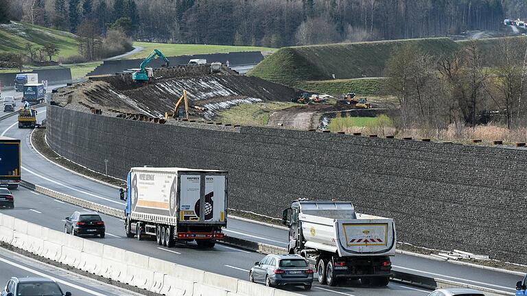 Der Lärmschutzdamm an der A 3 bei Geiselwind –&nbsp;hier in Fahrtrichtung Frankfurt –&nbsp;wird gerade erneuert.