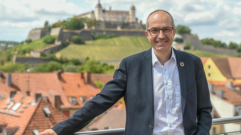 Die Glaubwürdigkeit einer Bank in puncto Nachhaltigkeit hängt davon ab, wo sie ihr Geld investiert: Davon ist THWS-Professor und Finanzexperte Harald Bolsinger in Würzburg überzeugt. Kunden sollten bei dieser Frage aufmerksam sein.