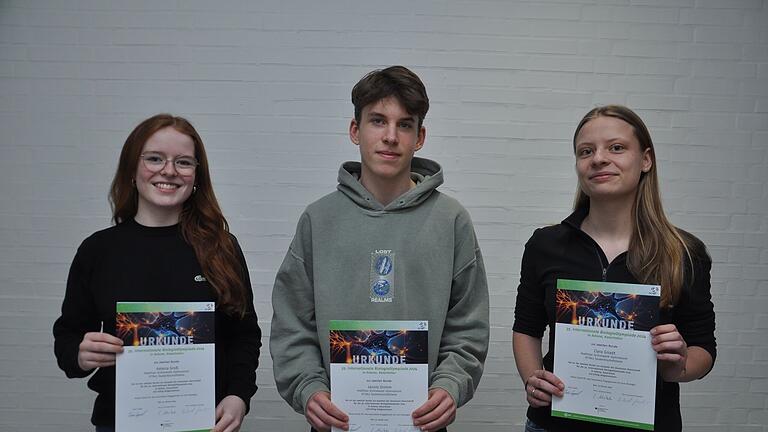 Das Bild zeigt die Nachwuchsbiologen des Matthias-Grünewald-Gymnasiums (von links): Helena Groß, Jannis Grimm und Clara Gnadt.