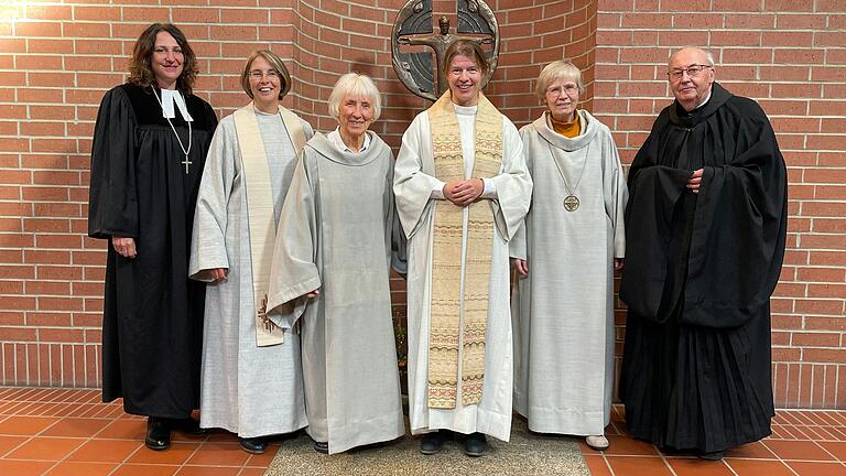 Gruppenbild bei der Amtseinführung der neuen Schwanbergpfarrerin: (von links) Dekanin Kerstin Baderschneider, Kirchenrätin Andrea Heußner, Schwester Hildegard Stephania Schwegler, Esther Zeiher, Priorin Schwester Ursula Teresa Buske und Pater Franziskus Büll.