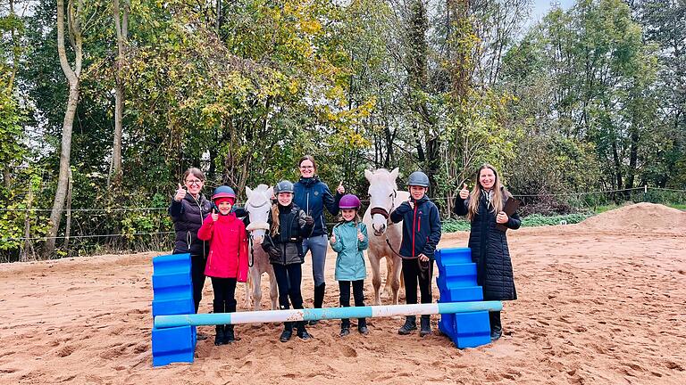 Auf dem Foto von links: Simone Kolb (Ausbilderin), Greta Schmeier (Junior I), Silver Trigger (Pony), Alma Drost (Junior II), Christina Drost (Geländereiterin), Hanna Einacker (Junior I), Aprikoos (Pony), Leon Schimmel (Junior I), Michaela Hohlstein (Prüferin).