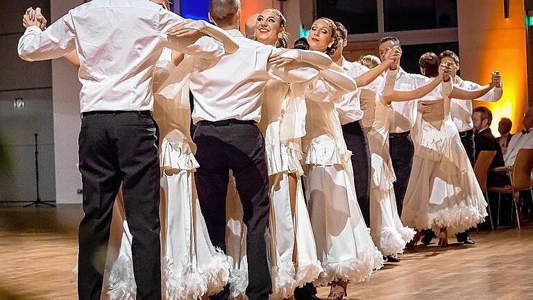 Georg Kreiners letzter Tanz beim Harmonieball 2016       -  (hh)   Es war der 21. und letzte Harmonieball unter der Ägide von Georg Kreiner und das war nicht das einzige Besondere. Noch niemals in der 1827 begonnenen Geschichte dieser &bdquo;uralten Tradition&ldquo;, wie Kreiner es formulierte, wohnten mehr Mitglieder der Harmonie, Freunde des Vereins und Tänzer diesem Gesellschaftsereignis bei. 420 Gäste sorgten am Samstag bis in die Morgenstunden des Sonntags für ein ausverkauftes Konferenzzentrum. Mit ein Grund dafür waren erstaunlich viele junge Leute. Sie waren gekommen, weil die Harmonie die vier Schweinfurter Gymnasien mit einer großzügigen Spende bedacht hat (Bericht folgt). Neu war auch eine Co-Moderation. Kreiner hatte sich die in der CSU-Fraktion für die Öffentlichkeitsarbeit zuständige Stadträtin Stefanie Stockinger an die Seite geholt. Nach Sektempfang und dem obligaten wie beliebten Fotoshooting um 19 Uhr eröffnete eine Formation der Tanzschule Fiedler den Ball. Mit einer Polonaise gab Kreiner nach seiner Begrüßung den Startschuss. Zweimal fand der Harmonieball unter seiner Leitung sogar im Regentenbau Bad Kissingen statt, fünfmal im evangelischen Gemeindehaus in Schweinfurt und am Samstag zum 14. Mal auf der Maininsel. Immer wieder Mal gab es Pannen, nicht funktionierende Mikrofone etwa, eine defekte Heizung im Gemeindehaus oder die Bitte an Ed Sperber, doch ein wenig leiser zu spielen. &bdquo;Das Schlimmste war aber immer die Platzverteilung&ldquo;, erinnerte Kreiner. Der eine wollte nicht so nahe bei der Band, der andere nicht mit dem Rücken zum Tanzsaal sitzen, dem Dritten passten die für diesen Tisch eingeplanten Kommunikationspartner nicht. Es spielte die &bdquo;Party Dance Band&ldquo;. Einige Showeinlagen und eine Tombola in den Tanz-Pausen sorgten für Abwechslung.