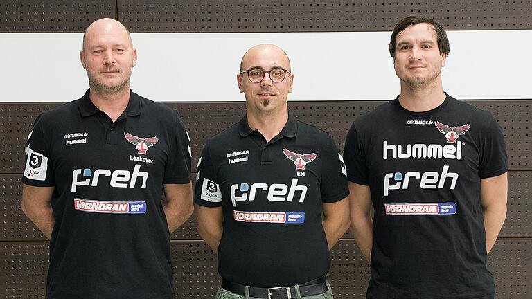 Cheftrainer Frank Ihl (links) und Co-Trainer Benjamin Trautvetter (rechts, in der Mitte Geschäftsführer Eduard Mardian) bilden auch in der kommenden Saison das Trainerteam des HSC Bad Neustadt.