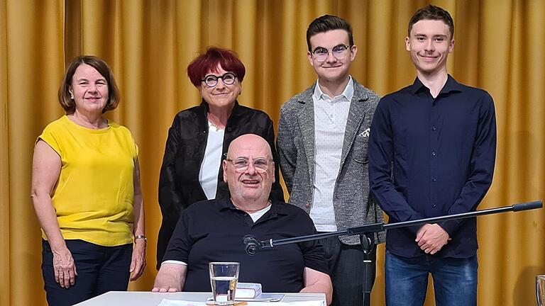 Gerahard Haase-Hindenberg (vorne Mitte) las im Celtis-Gymnasium aus seinem Buch 'Ich bin noch nie einem Juden begegnet'. Im Bild (von links) Birgit Weiß, Schulleiterin am Celtis-Gymnasium, Johanna Bonengel, Moderatorin und Sprecherin der Initiative gegen das Vergessen, Laurenz Albert und Sebastian Soja, Schüler der Q11 am Celtis-Gymnasium.