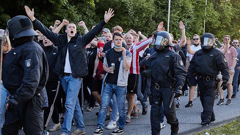 Fans und Polizei       -  Die Stimmung zwischen Fans und Polizei ist angespannt.