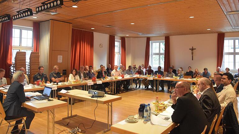 Im Kister Pfarrheim fand eine hochrangige Diskussionsrunde zum Thema Verkehr in der Gemeinde und mögliche Lösungsmöglichkeiten statt. Foto: Matthias Ernst