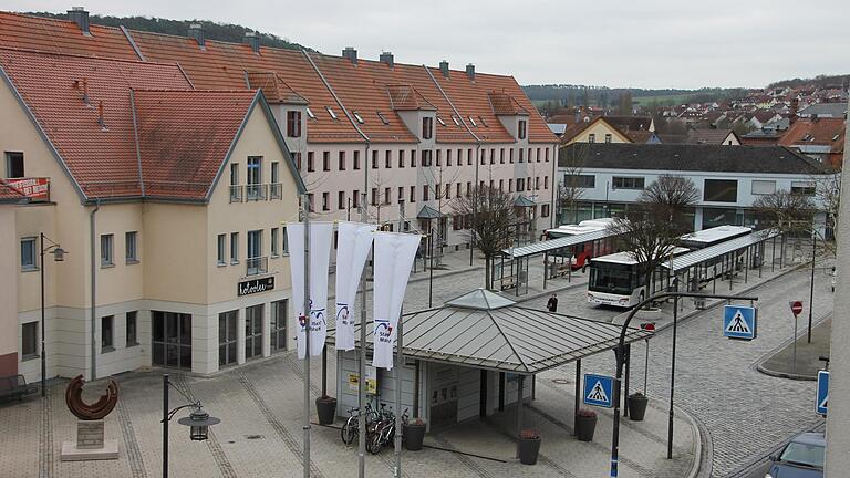 Der Busbahnhof am Adenauerplatz in Marktheidenfeld soll im Öffentlichen Nahverkehr seiner Bedeutung als Drehscheibe für die Region noch stärker gerecht werden.