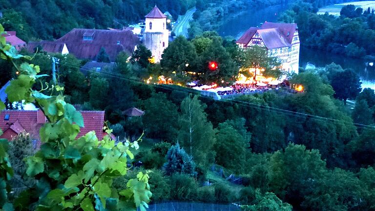 Blick auf den Festplatz am Gebsattel-Schloss – fotografiert in der 'blauen Stunde' am Samstagabend.