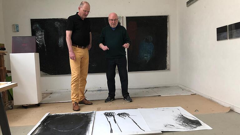 Norbert Kleinlein stellt vom 15. bis 29. Juli in der Kirche St. Johannis in Schweinfurt aus. In seinem Atelier im Künstlerhof Oberndorf bespricht er mit Dekan Oliver Bruckmann Details. Titel der Installation: Nein zu Missbrauch und Gewalt. Norbert Kleinlein stellt vom 15. bis 29. Juli in der Kirche St. Johannis in Schweinfurt aus. In seinem Atelier im Künstlerhof Oberndorf bespricht er mit Dekan Oliver Bruckmann Details. Titel der Installation: Nein zu Missbrauch und Gewalt.