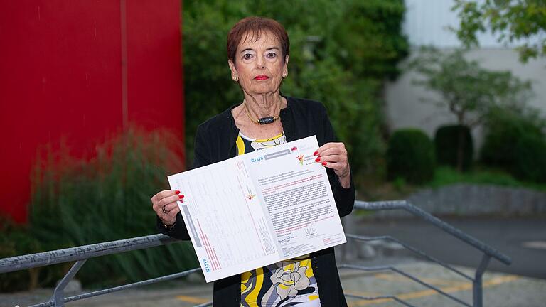 Renate Fiedler von der Seniorenvertretung Würzburg mit der Petition zur Sicherung der geriatrischen Reha. Von dem Bayerischen Landtag fordert sie in der Petition einen Härtefallfonds.&nbsp;