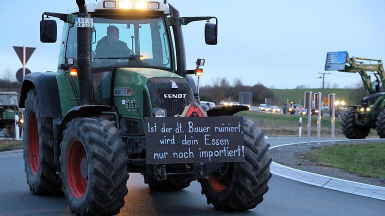 Rund 200 Landwirte und Winzer demonstrierten schon am Freitagabend in Volkach gegen die Sparpläne der Bundesregierung. Rund 200 Landwirte und Winzer demonstrierten schon am Freitagabend in Volkach gegen die Sparpläne der Bundesregierung. 